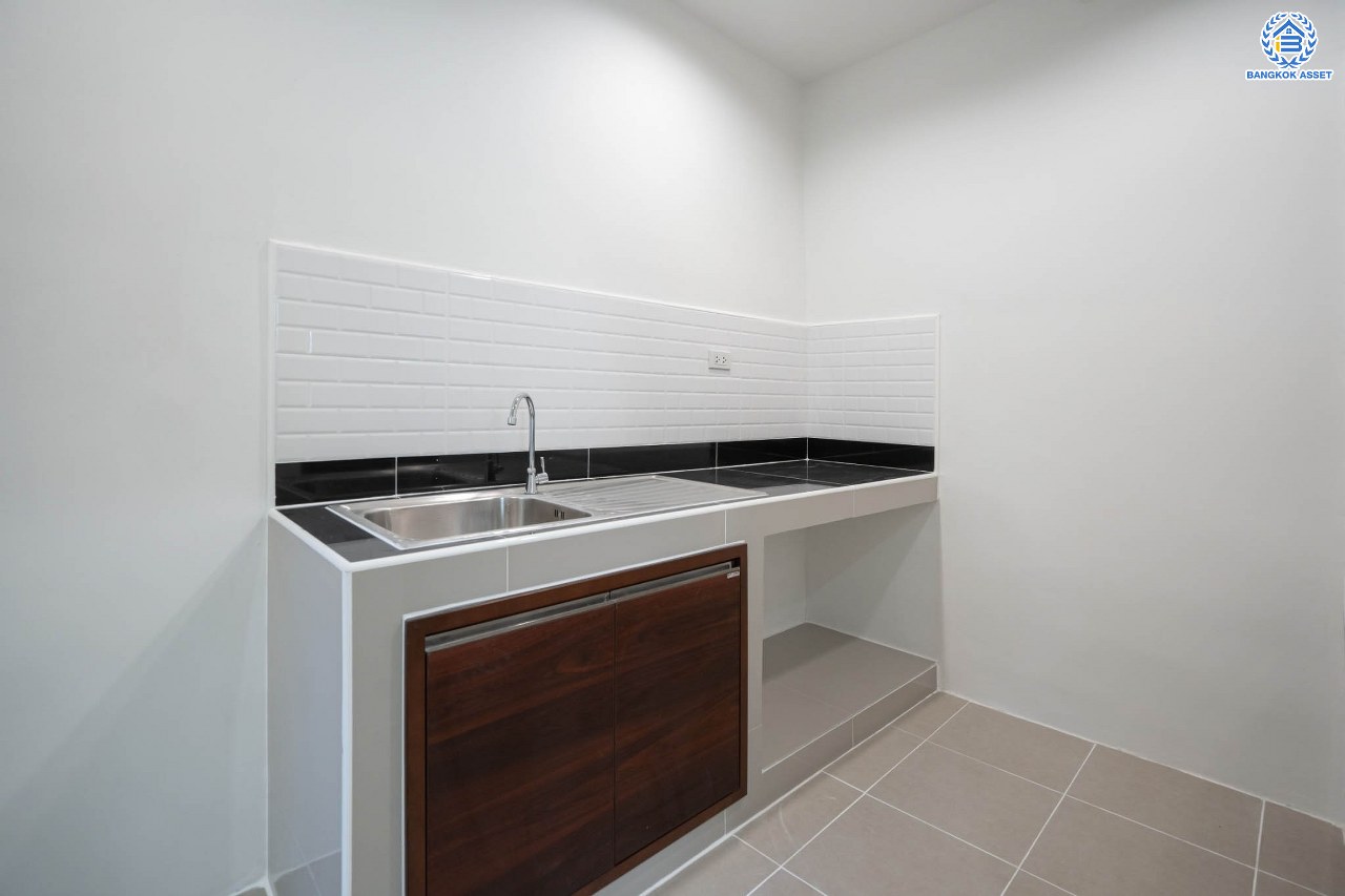 บ้านมือสองตกแต่งใหม่ แบรนด์ Property Perfect ม.เดอะวิลล่า ราชพฤกษ์-ท่าอิฐ ทาวน์เฮ้าส์ เนื้อที่ 18 ตร.ว. ฟังก์ชัน 3 ห้องนอน 2 ห้องน้ำ 1 ที่จอดรถ บนทำเลเชื่อมต่อทั้งถนนรัตนาธิเบศร์ และถนนราชพฤกษ์ และเพียง 10 นาทีถึงรถไฟฟ้า "สถานีบางรักน้อยท่าอิฐ"